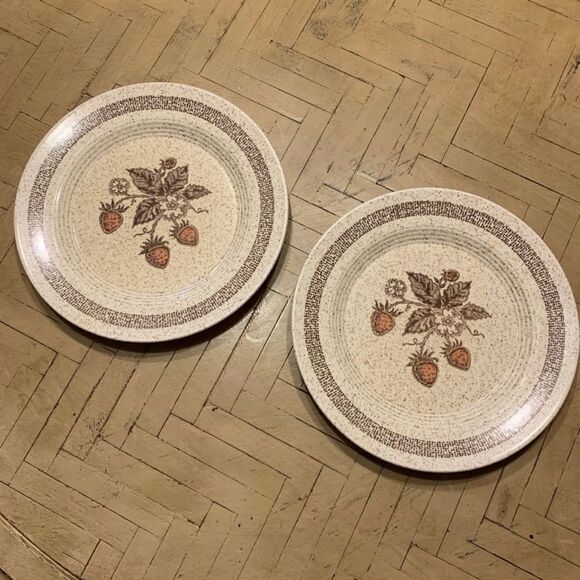 Vintage Homer Laughlin Strawberry Dinner Plates 2 - Picture 1 of 13